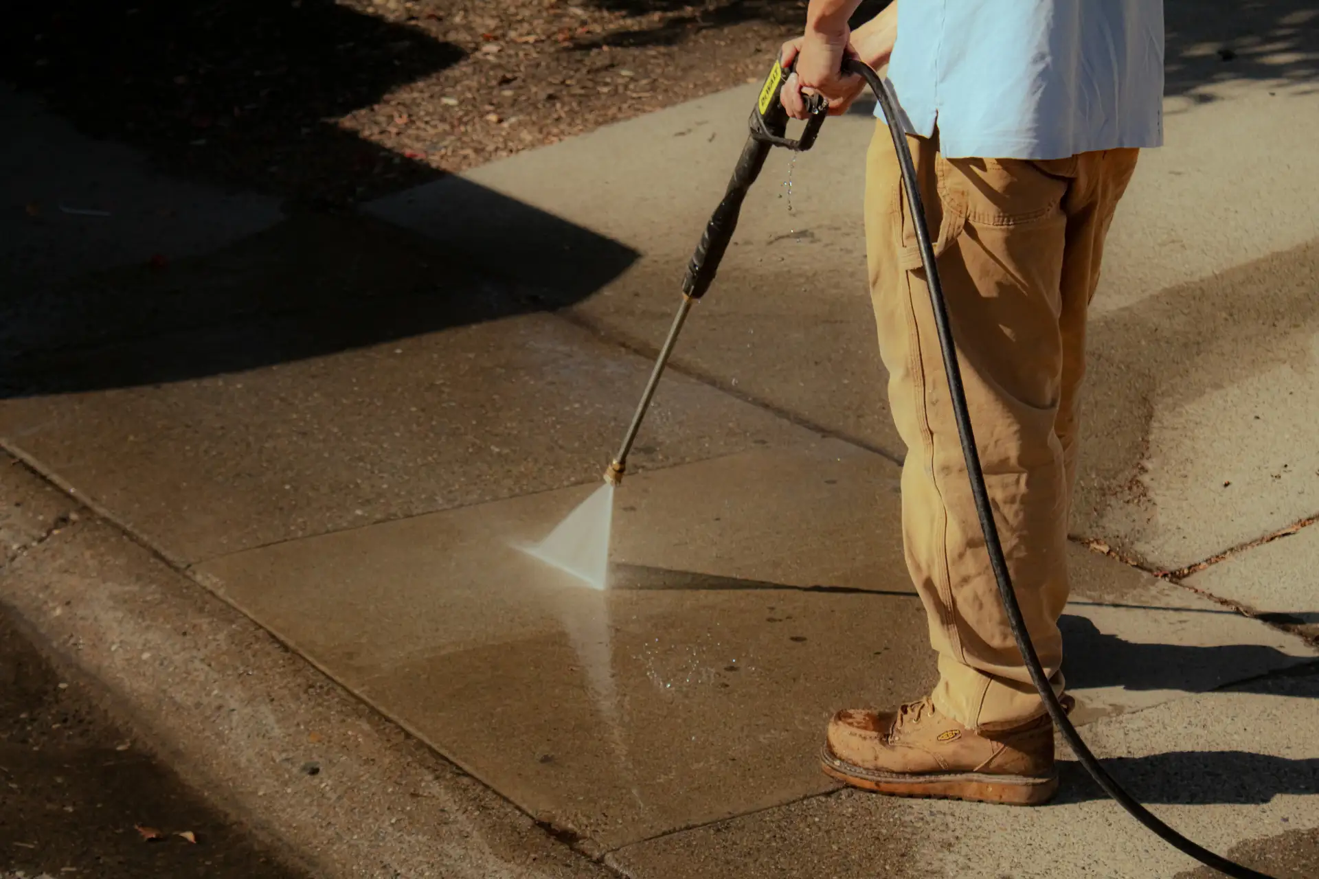 Solar panel cleaning and maintenance service